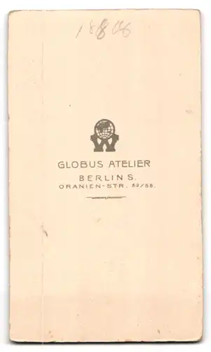 Fotografie Globus Atelier, Berlin, Oranienstr. 52, Zwei niedliche Geschwister in heller Kleidung mit Spielzeugpferd