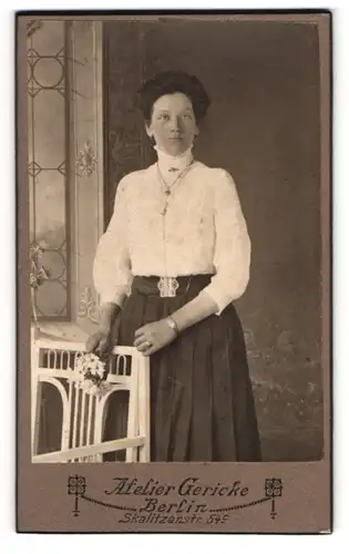 Fotografie Atelier Gericke, Berlin, Skalitzerstr. 54, Junge Dame in weisser Bluse mit langer Kette und Armreif am Lächeln