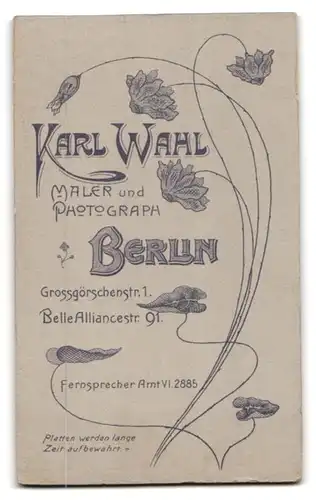 Fotografie Karl Wahl, Berlin, Grossgörschenstr. 1, Junge schöne Dame in schwarzem Kleid mit grosser Schleife und Lächeln