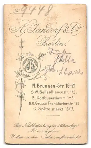 Fotografie A. Jandorf & Co., Berlin, Spittelmarkt 16, Junges Mädchen in schwarzem Kleid mit grosser Schleife in Bewegung