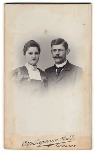 Fotografie Otto Siepmann, Iserlohn, Nordstr. 22, Bürgerliches Paar in dunkler Kleidung mit starren Blicken