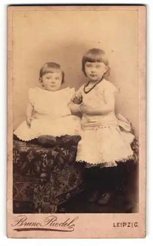 Fotografie Bruno Riedel, Leipzig, Rosenthalgasse 9, Zwei niedliche Schwestern in weissen Kleidern halten Händchen