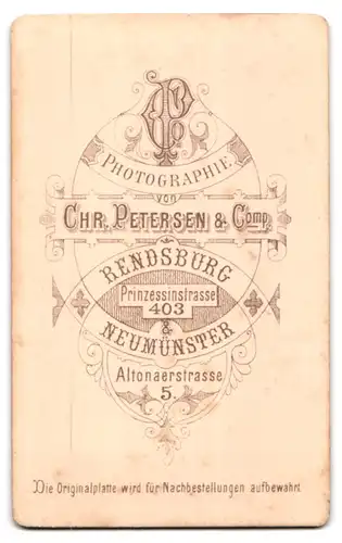 Fotografie Chr. Petersen, Rendsburg, Prinzessinstr. 403, Ältere Dame in dunklem Kleid mit zusammengepressten Lippen