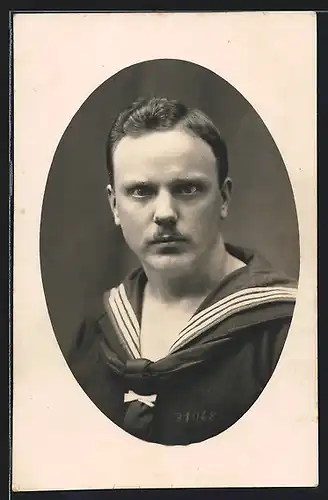 AK Junger Soldat in Matrosenuniform schaut streng in die Kamera