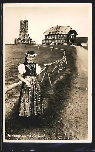 AK Feldberg i. Schwarzwald, Feldbergturm mit Gasthaus und Frau in Schwarzwälder Tracht