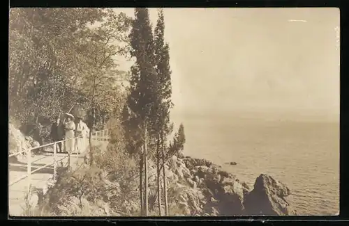 AK Abbazia, Spaziergänger am Wasser