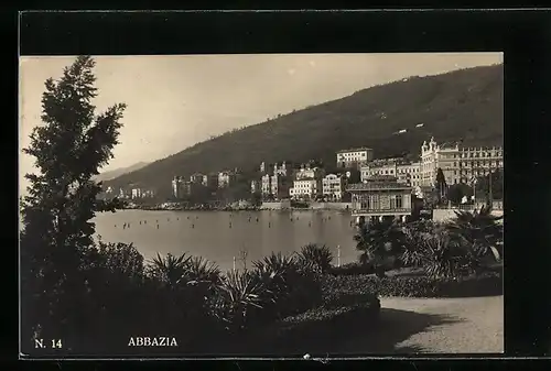 AK Abbazia, Ortsansicht mit Café-Restaurant am Strand