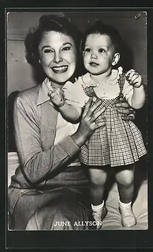 AK Schauspielerin June Allyson mit Kleinkind in die Kamera lächelnd