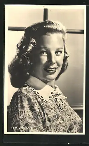 AK Schauspielerin June Allyson mit toller Frisur zur Seite lächelnd