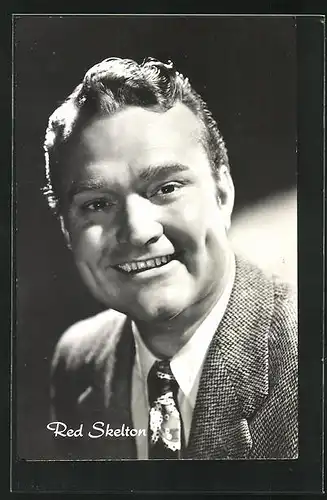 AK Schauspieler Red Skelton im Anzug in die Kamera lächelnd