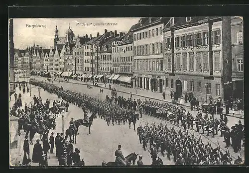 AK Augsburg, Mittlere Maximilianstrasse mit Soldatenparade