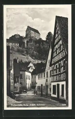 AK Pottenstein / Fränk. Schweiz, Strassenpartie mit Blick zur Burg