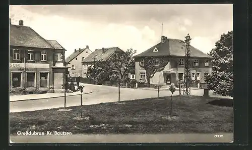 AK Grossdubrau / Sächs. Lausitz, Strassenblick mit Apotheke