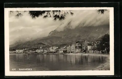 AK Makarska, Ortsansicht mit nebelverhangenen Bergen