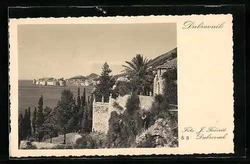 AK Dubrovnik, Anwesen an der Steilküste mit Ortsblick