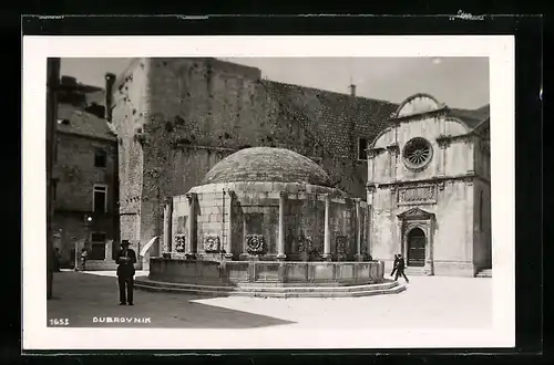 AK Dubrovnik, Partie am Onofric-Brunnen, mit Kirche