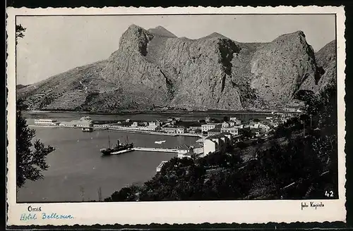 AK Omis, Ortsansicht mit Blick in den Hafen vom Berg aus