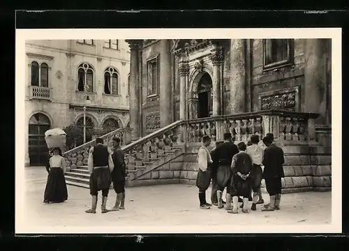 AK Dubrovnik, Strassenpartie mit Einwohnern in Trachten