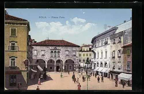 AK Pola, Piazza Foro mit Passanten