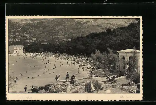 AK Makarska, Badegäste tummeln sich am Strand