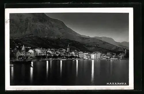 AK Makarska, Ortsansicht bei Nacht