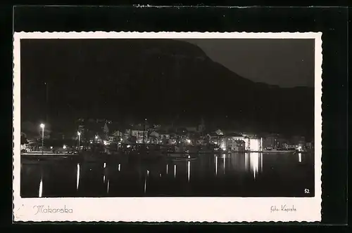 AK Makarska, Ortsansicht bei Nacht