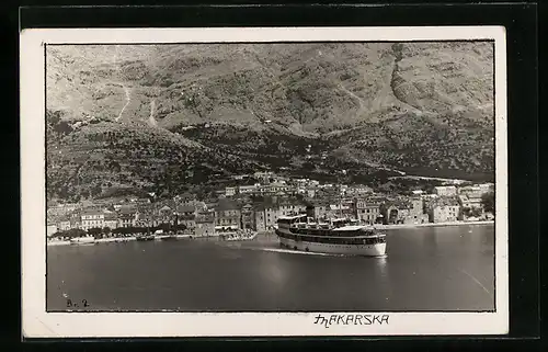 AK Makarska, Ansicht der Ortschaft mit Ausflugsschiff
