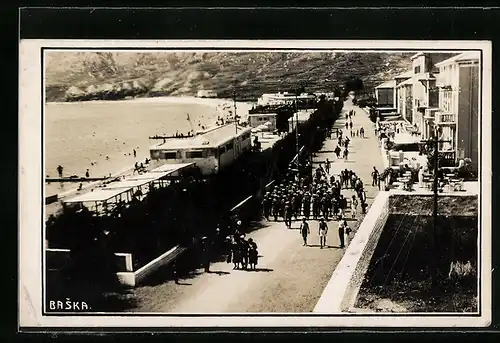 AK Baska, Militärkapelle auf der Strandpromenade