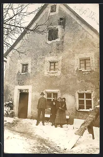 Foto-AK Sankt Helena /Simmelsdorf, Haus mit Anwohnern im Schnee