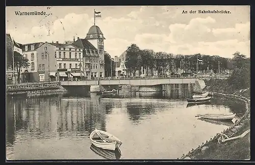 AK Warnemünde, Bahnhofsbrücke mit Hotel garni Union, vom Wasser gesehen