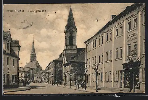 AK Schwabach, Ludwigstrasse mit Kirchen und Colonialwarengeschäft Loedel