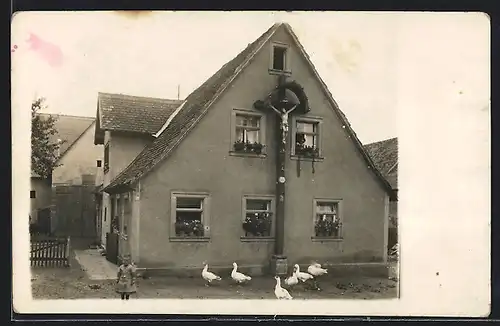 Foto-AK Kersbach, Wohnhaus der Familie Wagner mit imposantem Kruzifix
