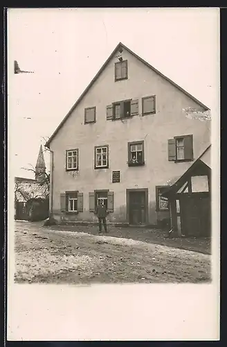 Foto-AK Bad Windsheim, Haus Familie Pflug, Metzgergasse 64, Postbote