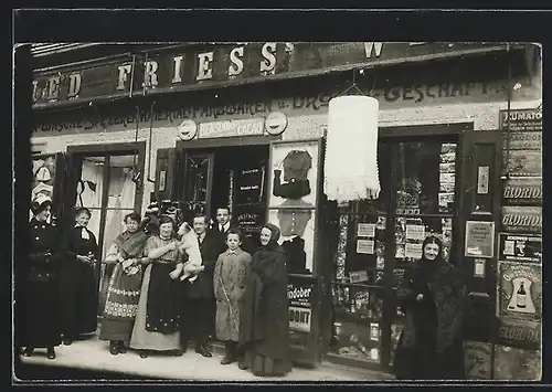 Foto-AK Reklame-Emailleschilder an Friess Geschäft, Bensdorp, Mattoms Giesshübler, Geschäftsführer und Kunden