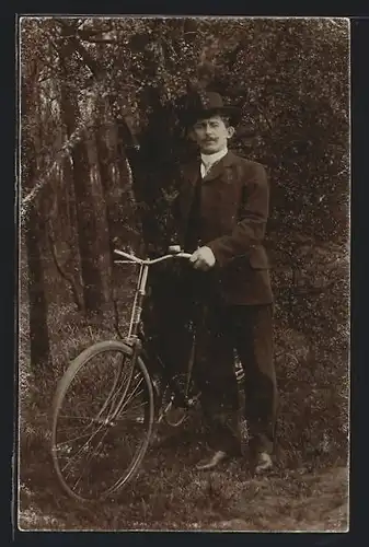 Foto-AK Herr mit Fahrrad am Waldrand