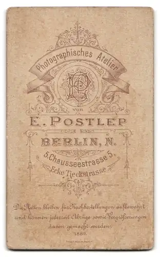 Fotografie E. Postlep, Berlin, Chausseestr. 5 Ecke Tieckstr., Modisch gekleideter Junge mit Peitsche