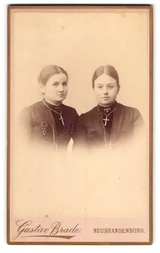 Fotografie Gustav Brade, Neubrandenburg, Zwei junge Damen im Kleid mit Kreuzkette