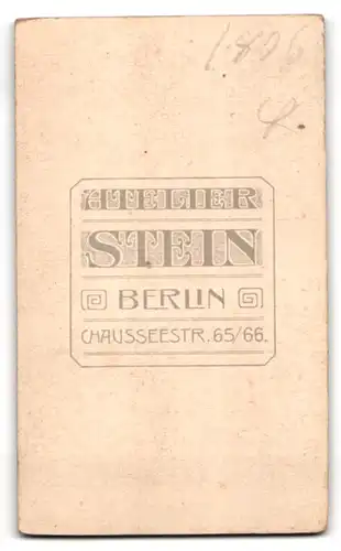 Fotografie Wilhelm Stein, Berlin, Chausseestr. 65-66, Junger Herr im Anzug mit Krawatte