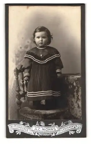 Fotografie A. C. Mohns, Wittenberge, Lenzenerstr. 5, Kleines Mädchen im Kleid mit Herzkette