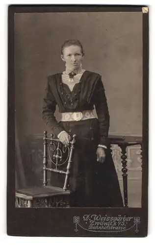 Fotografie D. Weissgärber, Zwönitz i. S., Bahnhofstrasse, Junge Dame im modischen Kleid