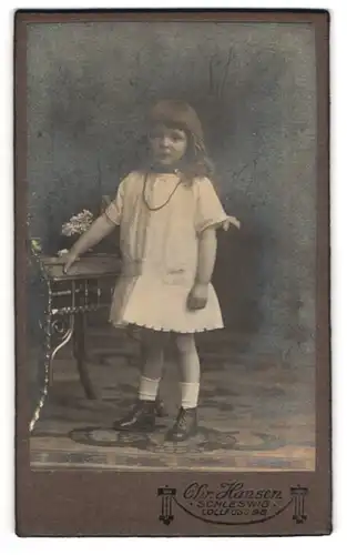 Fotografie Chr. Hansen, Schleswig, Lollfuss 98, Kleines Mädchen im weissen Kleid