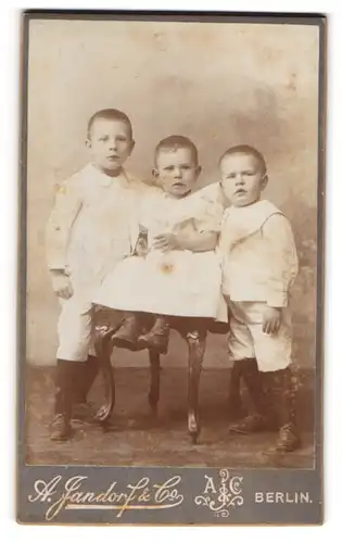 Fotografie A. Jandorf & Co., Berlin, Belle-Alliance-Str. 1 & 2, Drei Kinder in weisser Kleidung
