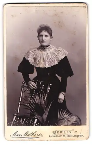 Fotografie Max Mathesie, Berlin, Andreasstr. 68 Ecke Langstr., Junge Dame im Spitzenkleid