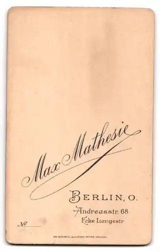 Fotografie Max Mathesie, Berlin, Andreasstr. 68 Ecke Langstr., Junge Dame im Spitzenkleid