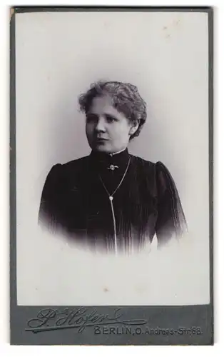 Fotografie P. Höfer, Berlin, Andreasstr. 68, Junge Dame mit Kragenbrosche