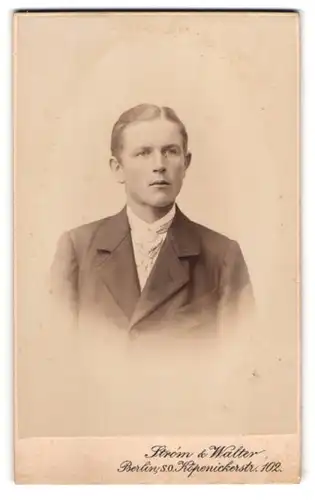 Fotografie Strom & Walter, Berlin, Köpeicker-Str. 102, Junger Herr im Anzug mit Krawatte