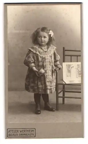 Fotografie Atelier Wertheim, Berlin, Oranienstr., Kleines Mädchen im hübschen Kleid