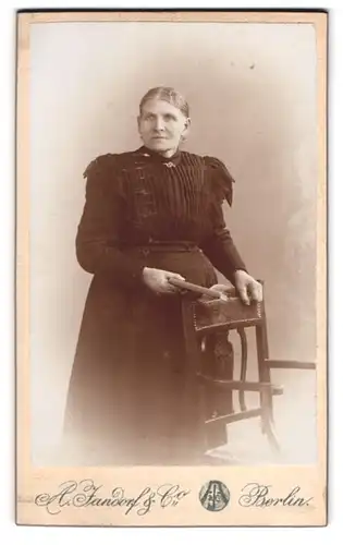 Fotografie A. Jandorf & Co., Berlin, Grosse Frankfurterstr. 113, Ältere Dame in schwarzer Kleidung