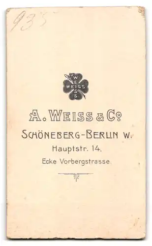 Fotografie A. Weiss & Co., Berlin-Schöneberg, Hauptstr. Ecke Vorbergstrasse, Junge Dame in modischer Kleidung