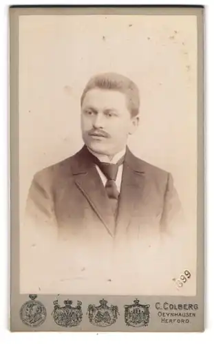 Fotografie C. Colberg, Bad Oeynhausen, Klosterstr. 13, Junger Herr im Anzug mit Krawatte